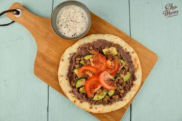 Tostada met adukibonenspread
