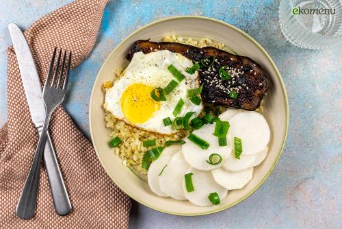 Gegrilde miso-aubergine met zoetzure radijs