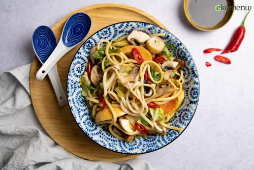 Snelle slurpnoodles met ketjap-ei