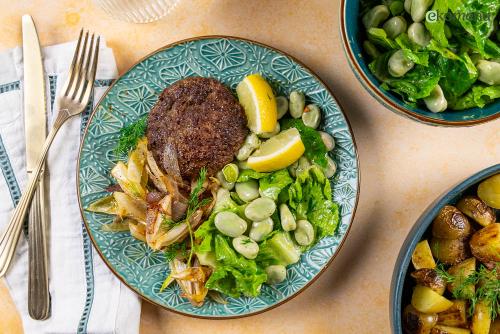 Gebakken hamburger met tuinbonen salade 
