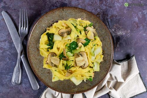 Verse tagliatelle met romige saus van paddenstoelen