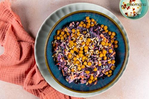 Frisse rode koolsalade met knapperige kikkererwten