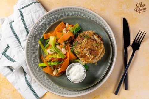 Tonijnburgertjes met knoflooksaus en groentelinten