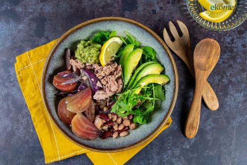 Warme bowl met tonijn en avocado-dressing