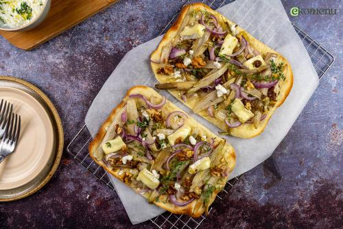Flammkuchen met witlof, brie en walnoten
