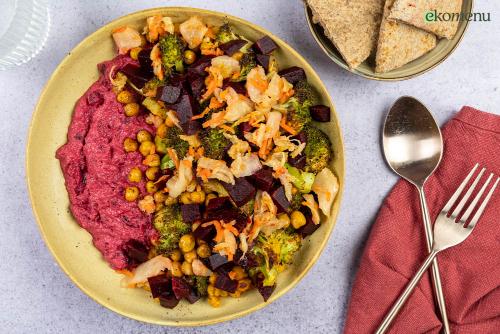 Bietenhummus bowl met broccoli 