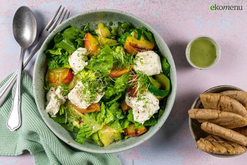 Zomerse burratasalade met gegrilde perzik