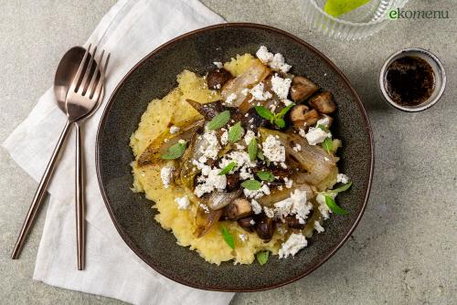 Knolselderijpuree met sjalotten, witlof, feta en paddestoelen