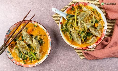 Rode currysoep met knapperige gyoza's