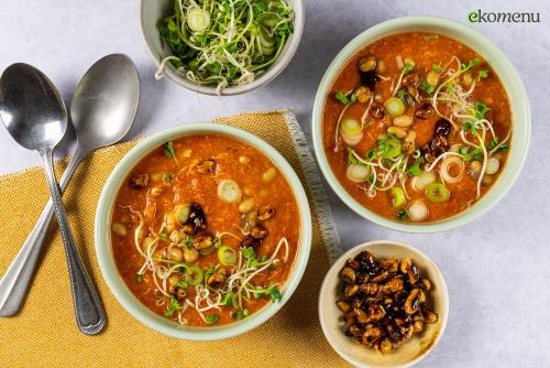 Chinese egg-drop tomatensoep met sojapinda's