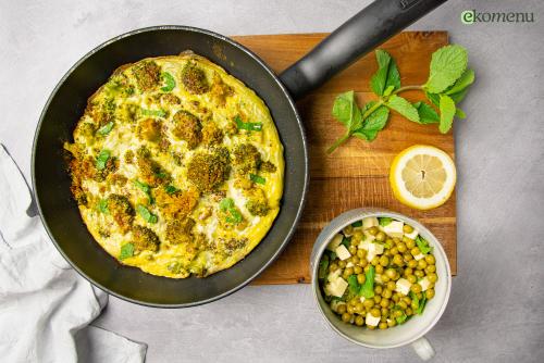 Keto Indiase frittata met doperwten-muntsalade