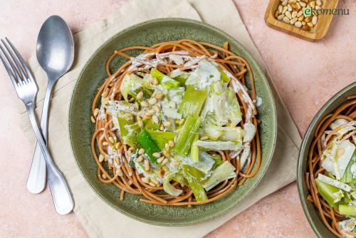 Rode linzen spaghetti met prei á la crème