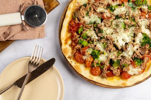 Pizza al tonno met mozzarella