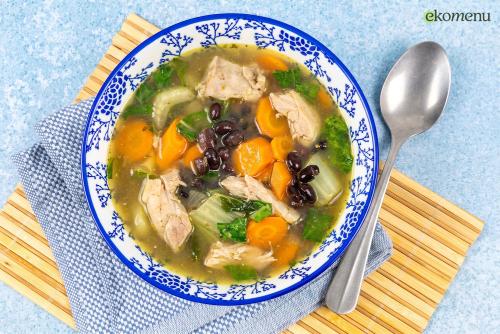 Miso soep met kip, zwarte bonen en paksoi