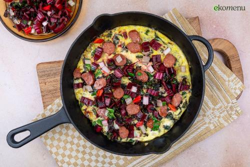 Keto Omelet met snijbiet en pittige droogworst