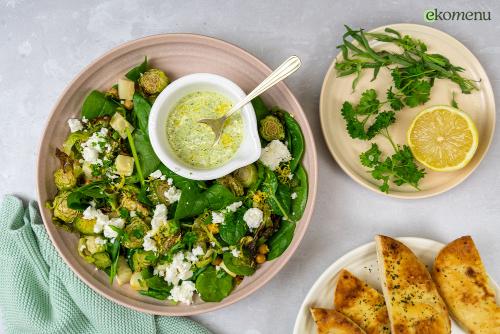 Bowl met geroosterde spruitjes en koolrabi