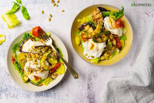 Gegrilde groentesalade met gepocheerde eieren