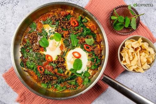 Tomaat egg drop curry met papadums en chocolademunt