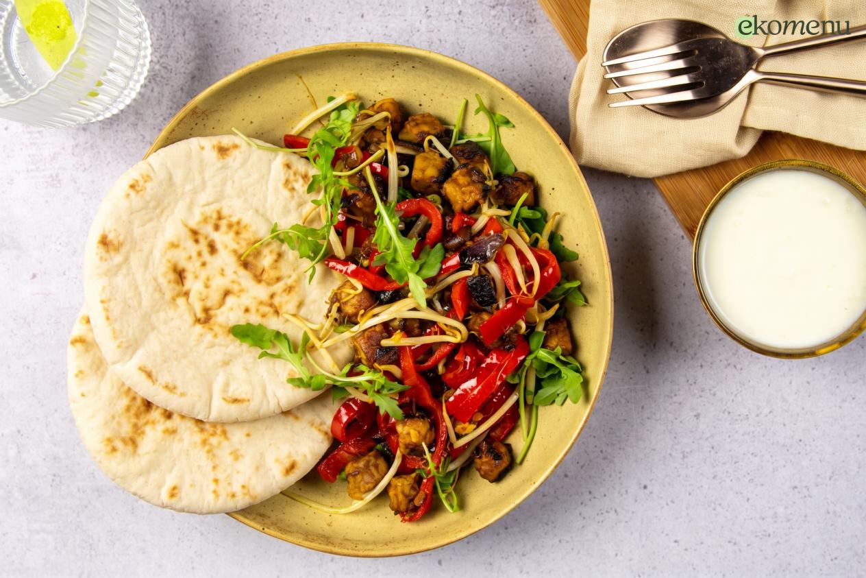 Kruidige tempeh in een pitabroodje
