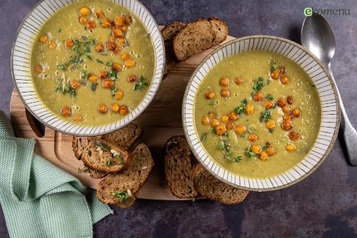 Pastinaak-preisoep met geroosterde kikkererwten