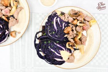 Rode kool roast met champignon-roomsaus en hamblokjes
