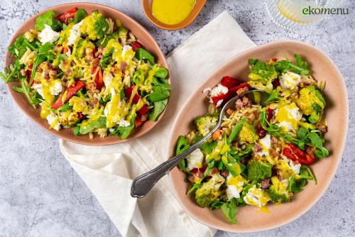 Orzosalade met spekjes, mozzarella