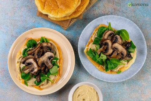 Wolkenbroodje met gebakken champignons en hummus
