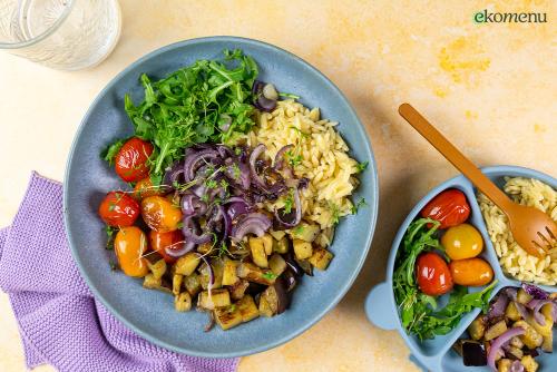 Orzo bowl met geblakerde tomaatjes