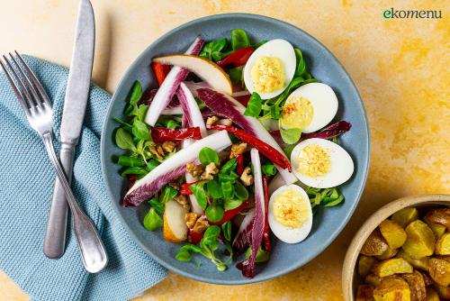 Maaltijdsalade met gevulde eieren