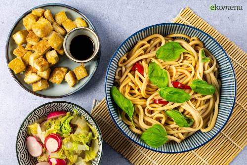 Popcorn tofu met noodles