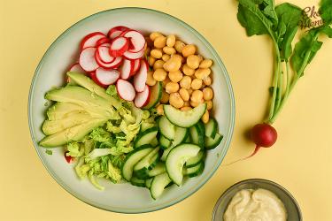 Buddha bowl met lupine, radijsjes en hummusdressing