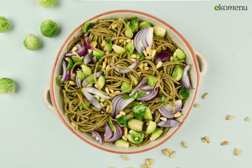 Pasta pesto met geroosterde spruitjes