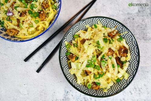 Pittige sesam-tempeh met spitskool