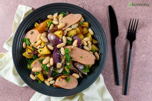 Palmkool-bonen schotel met kiprookworst