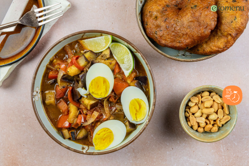 Kruidige aubergine stoof met een bara, eitje en pinda's