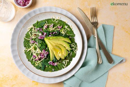 Keto Spinazie pannenkoek met ingelegde sjalotten