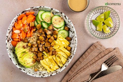 Keto 5 spices tofu bowl met omeletreepjes