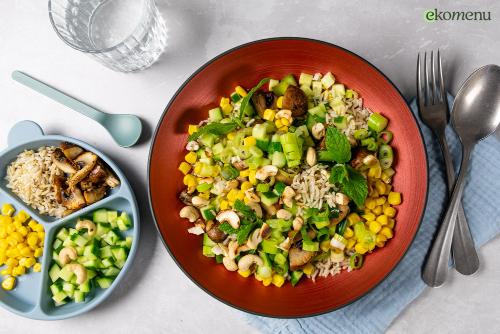 Frisse rijstsalade met komkommer