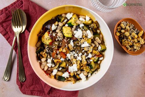 Zomerse ratatouille met zonnebloempittencrunch