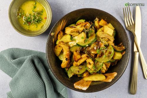 Citroen-kerriekip met koolrabi en tuinkersdressing 