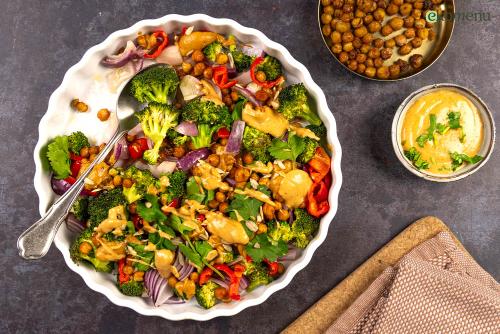 Geroosterde groenten en kikkererwten met een crunchy pinda-korianderdressing