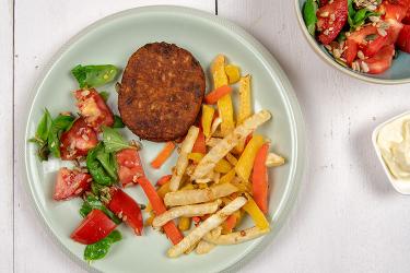 Groentefrietjes met zwarte bonenburger