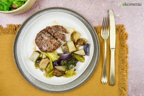 Hamburger met gestoofde aardpeer en salade