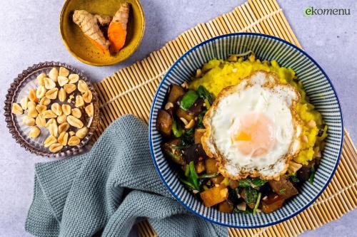Nasi kuning (gele rijst met kokos) en ei