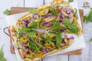 Flammkuchen met gele paprikasaus