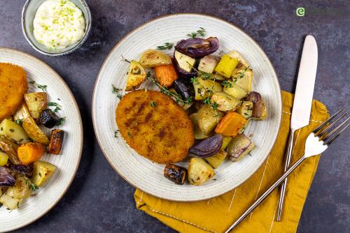 Gekleurde knoflook-tijm wortels uit de oven