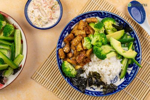 Groene sushibowl met sticky tempeh