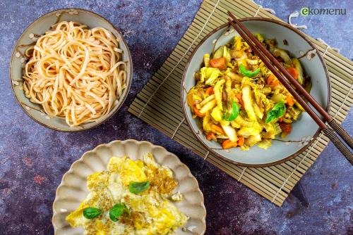 Gochujang noodles met tornado-egg