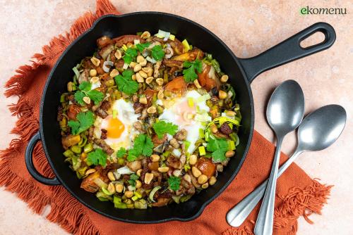 Keto Shakshuka met ei, spekjes en pittige pinda's