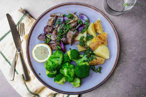 Biefstukreepjes met waterkers salsa